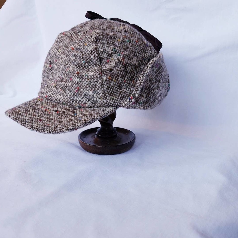 Saks Fifth Avenue tweed hat with flaps light brown small